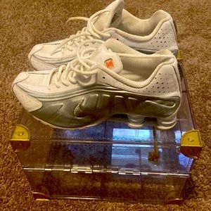 White silver Size 9 Nike Shox